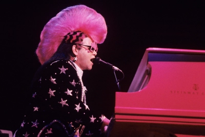 Elton John e sua deliciosa falta de pudor em ser extravagante