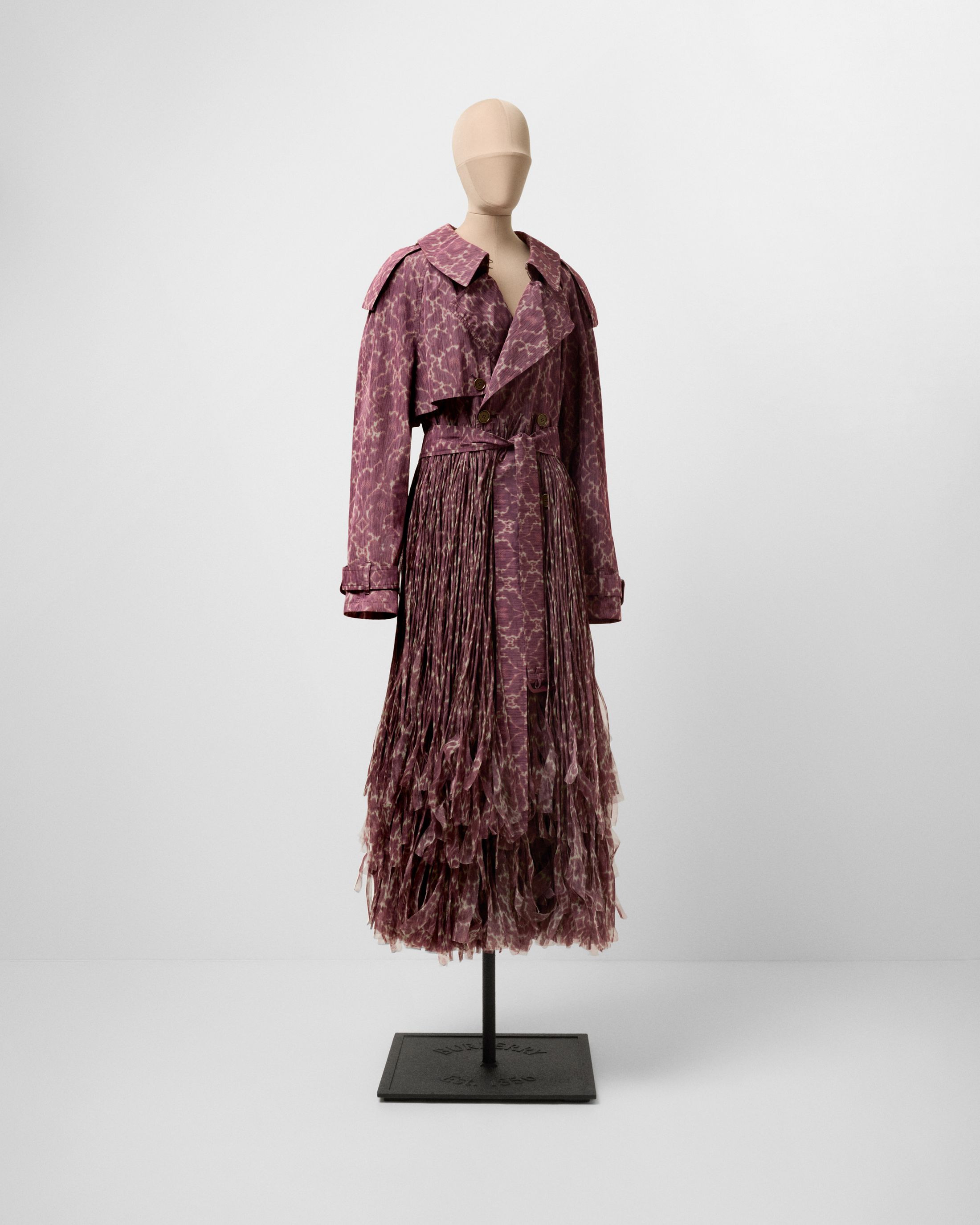 A história do trench coat, ícone da moda que virou peça de museu