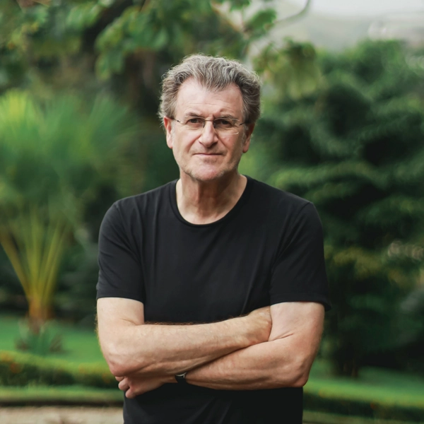 “Es usted feliz?’ Alfredo Jaar partiu do Chile para entender o mundo