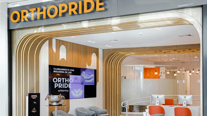 Na Orthopride, o franqueado e o cliente sorriem juntos