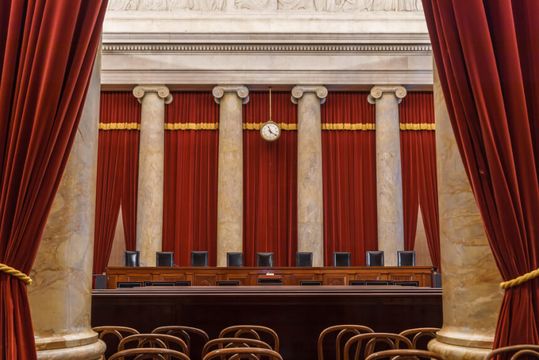 Arbitrar ou intervir?  O embate que moldou a Suprema Corte americana