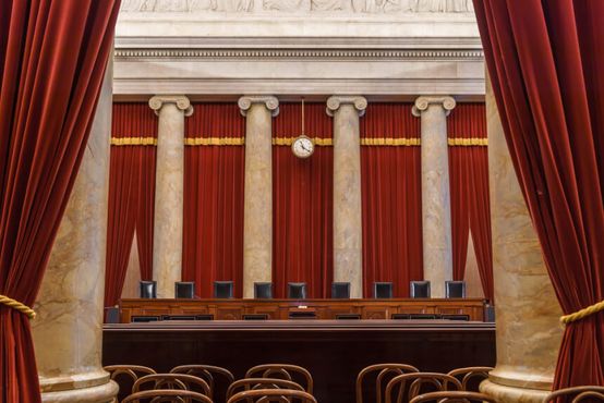 Arbitrar ou intervir?  O embate que moldou a Suprema Corte americana