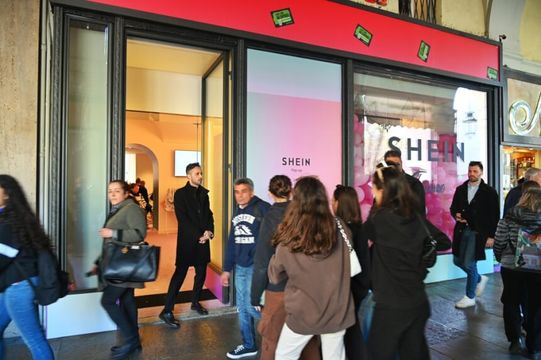 Shein estreia no varejo físico com a Forever 21 — e quer mais marcas de terceiros