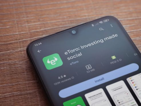 eToro sobe 29% em estreia na Nasdaq, reabrindo IPOs de tech