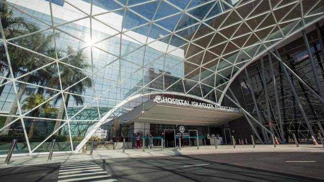 Einstein aos 50: as raízes e os frutos de um hospital