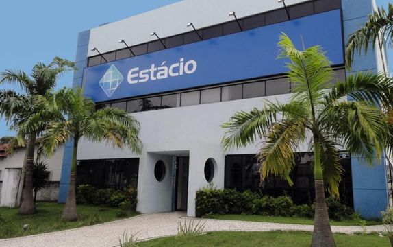 Sem FIES, companhias de educação ficam de recuperação