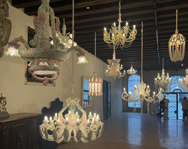 Bienal de Veneza: marshmallows e pirulitos falam de efemeridade  