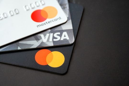 Walmart, Target e mais de mil varejistas se unem contra Visa e Mastercard
