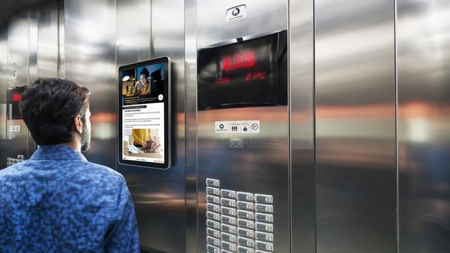 A Eletromidia quer se apertar no elevador com você