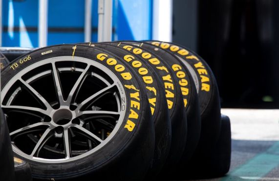 Elliott chuta o pneu da Goodyear; ação dispara