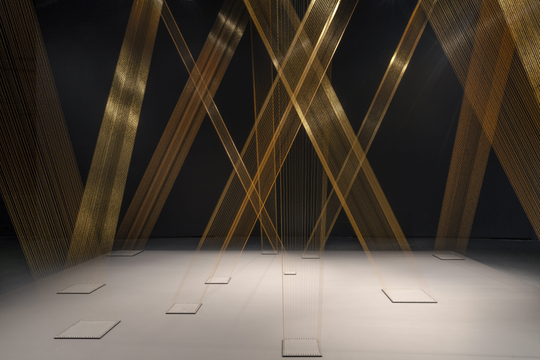 Em ‘Weaving Space’, Lygia Pape envolve Paris em suas teias