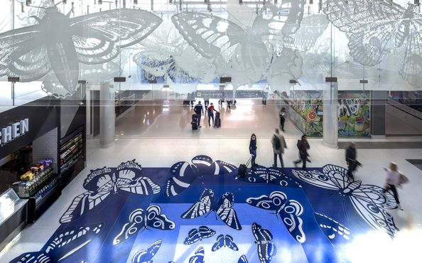 Ernesto Neto e Regina Silveira: a arte brasileira no caminho de quem passa