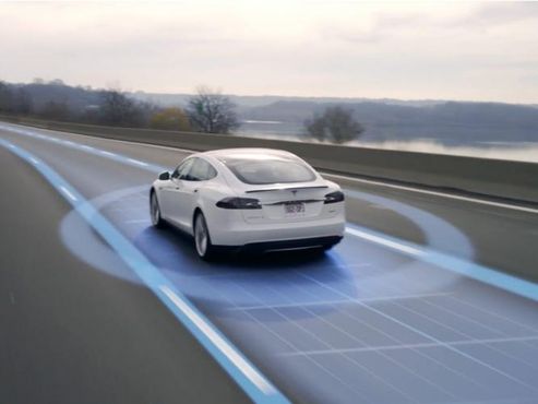 Tesla diz estar à beira da 'automação completa' — e já vale 11 Fords